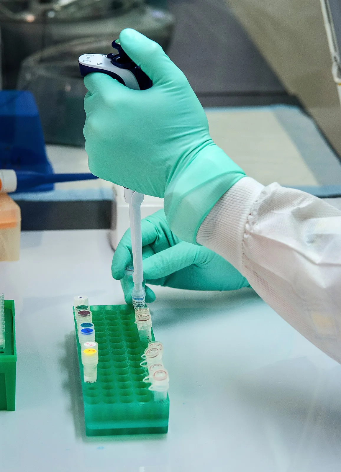 Investigadores de laboratorio con batas blancas preparando dosis de la vacuna contra la polio a mediados de los años cincuenta