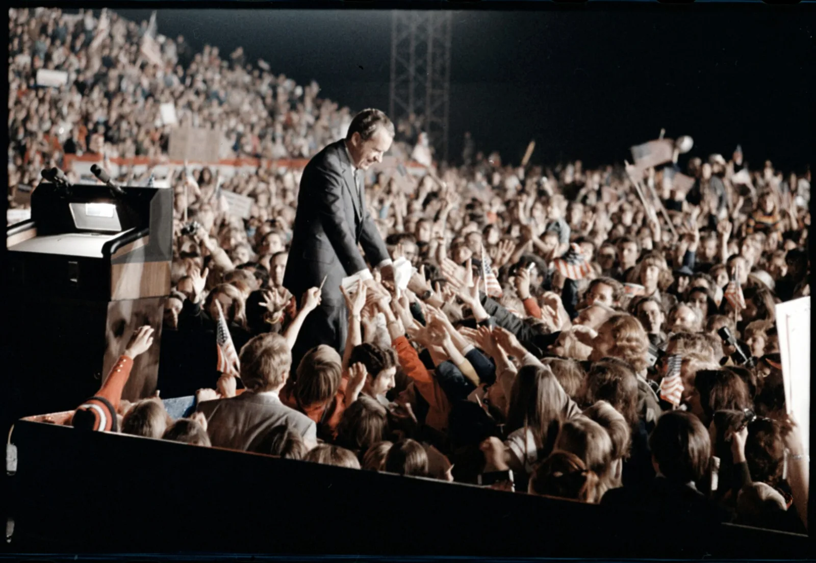 El presidente Richard Nixon le habla a una gran multitud en un mitin de campaña en el Aeropuerto Internacional de Ontario, California