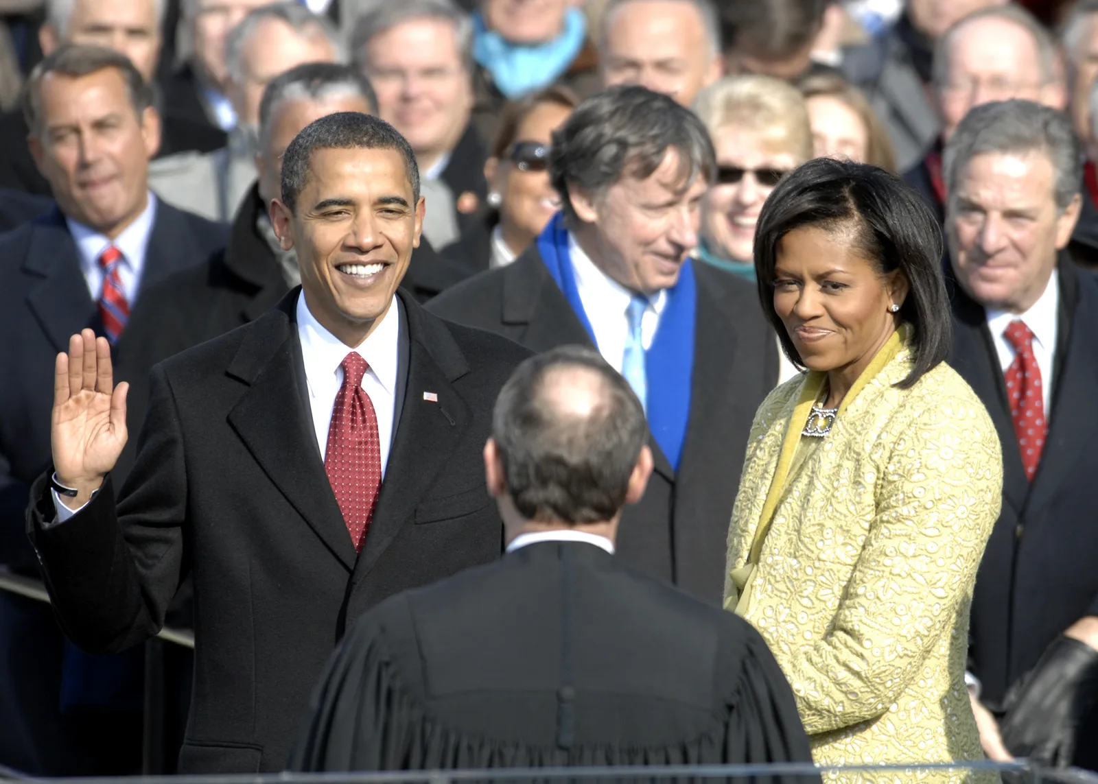 Barack Obama levanta la mano derecha mientras el presidente de la Corte Suprema, John Roberts, le toma el juramento presidencial el 20 de enero de 2009, con Michelle Obama a su lado