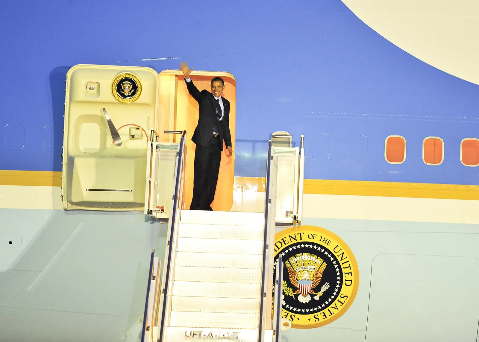 El presidente Trump y la Primera Dama descienden las escaleras del Air Force One, recibidos por una guardia de honor italiana en la Estación Aeronaval de Sigonella