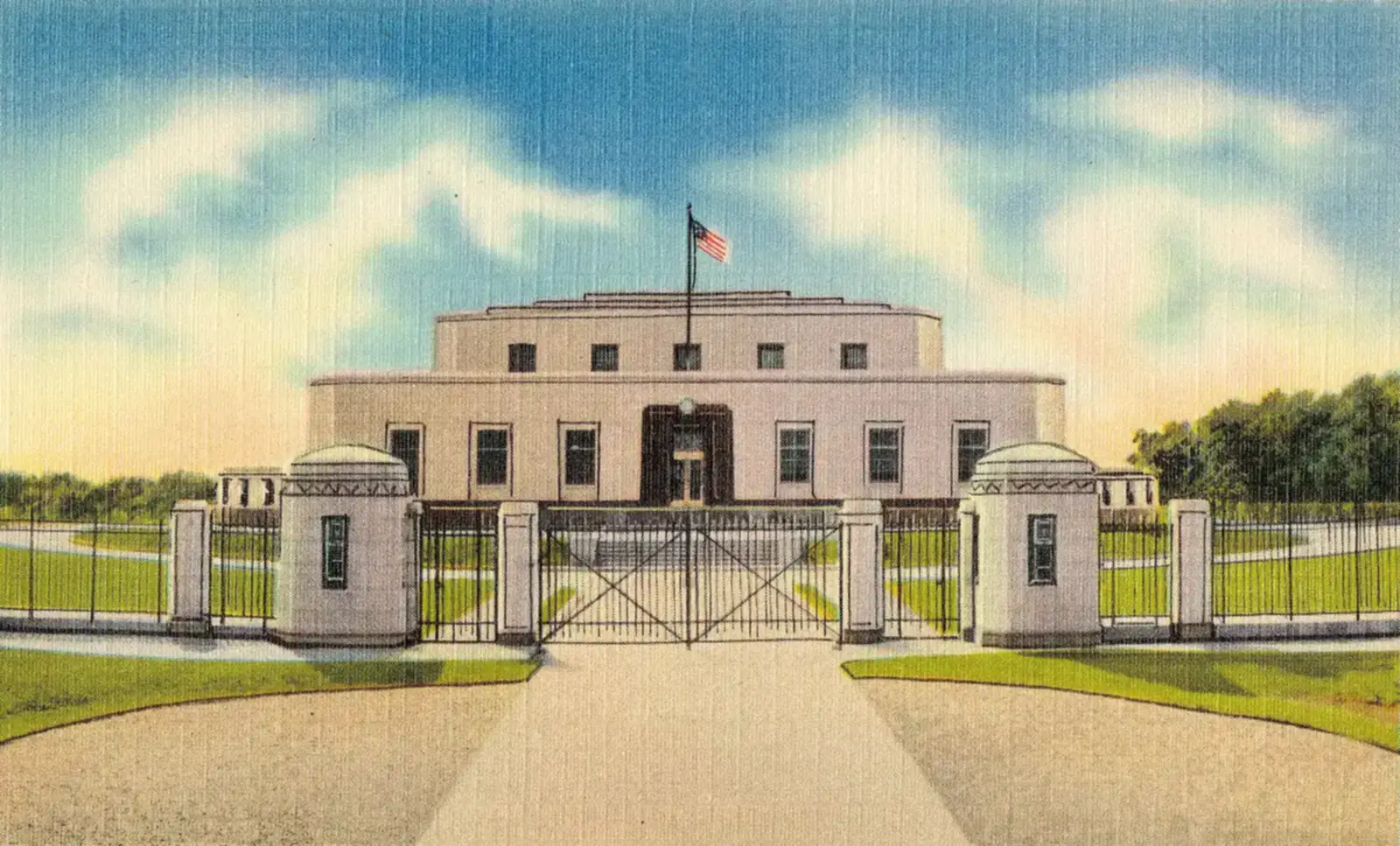 Postal antigua del Depósito de Lingotes de Estados Unidos en Fort Knox, un edificio blanco de granito con una bandera en el techo, visto a través de sus rejas de entrada y casetas de guardia