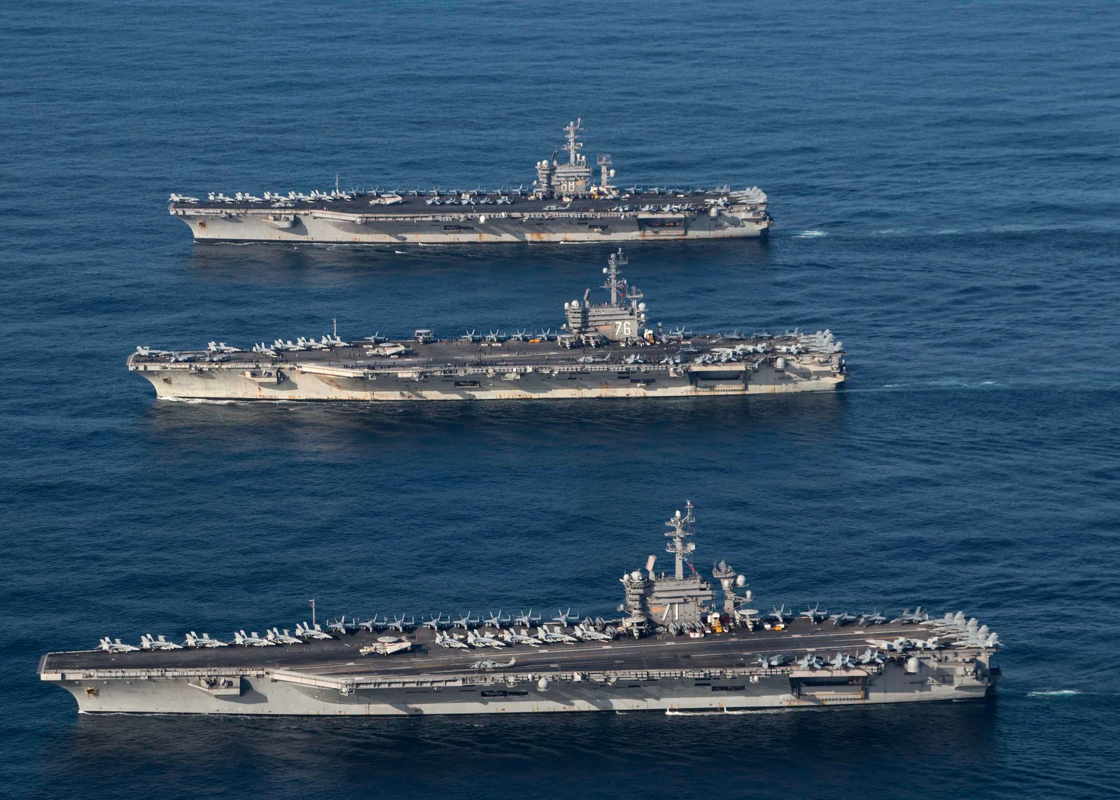 Tres portaaviones nucleares de la Marina de EE. UU., el Nimitz, el Theodore Roosevelt y el Ronald Reagan, navegan en formación por el océano Pacífico en 2017