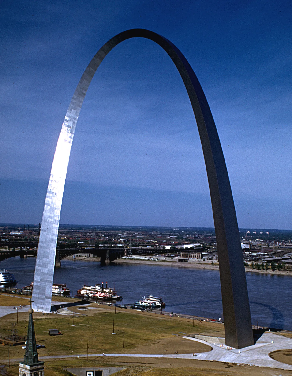 View of the Mississippi River and the Gateway Arch from the St. Louis riverfront